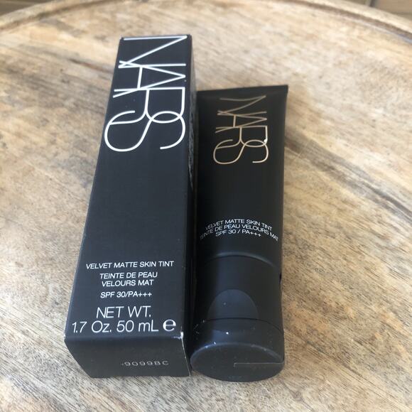 Nars Velvet Matte Skin Tint SPF 30 GROENLAND Light 3 - Size 1.7 Oz. / 50mL - Picture 6 of 6